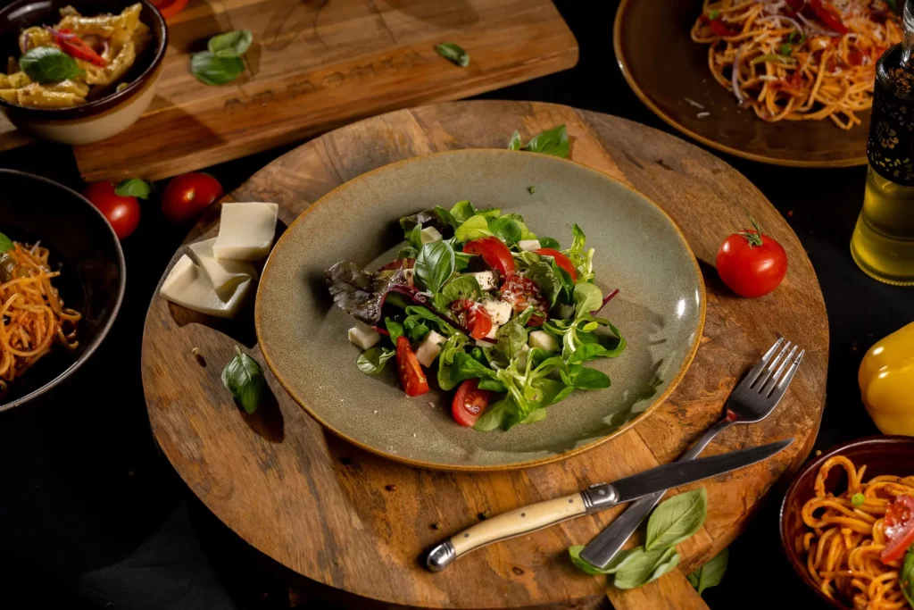 Verse salade in een grijze kom, foodfotografie voor een restaurant