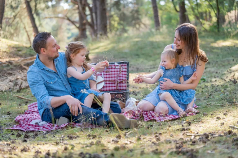 Een jonge familie aan het picknicken