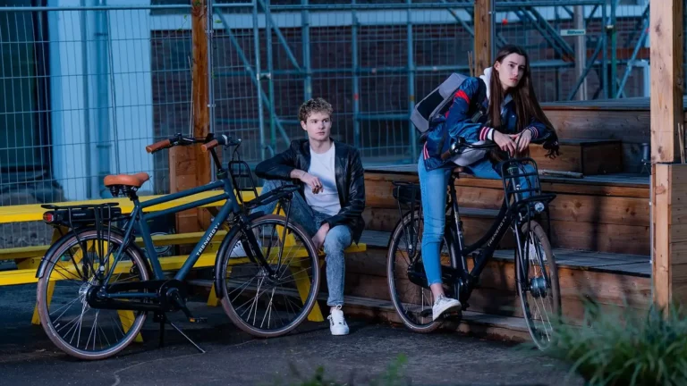 Twee jonge mensen op de fiets