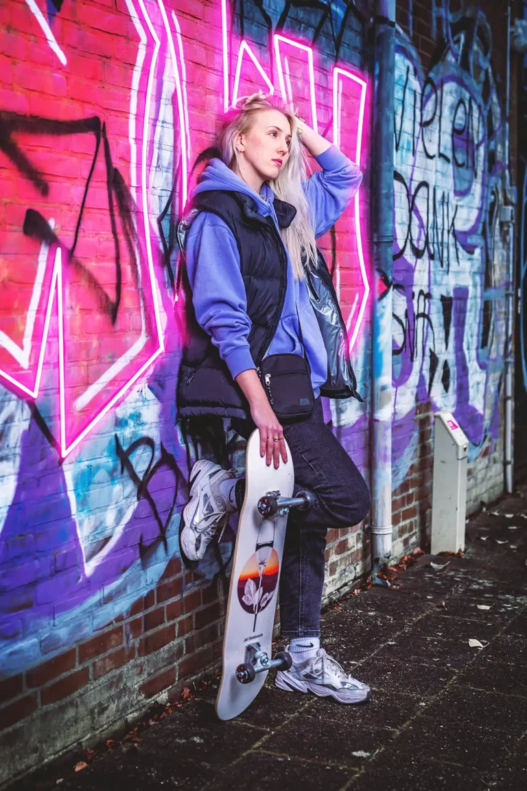 Jonge skater dame tegen de muur