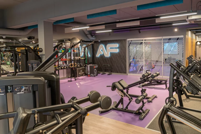 Bedrijfsfotografie van een moderne sportschool met paarse vloer en krachtapparatuur